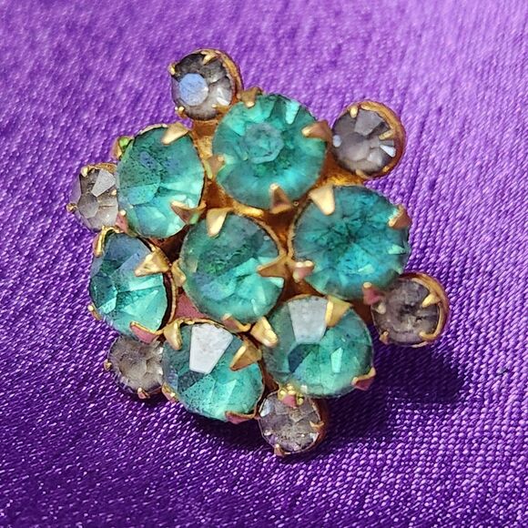 Vtg 1940s Emerald Green Rhinestone Cluster W/Smokey Accent Screw Back Earrings - Picture 3 of 9